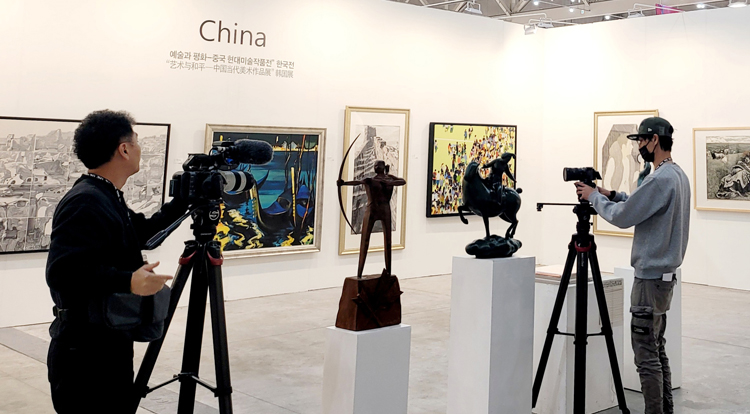 4.当地媒体竞相报道中国美术作品展.jpg