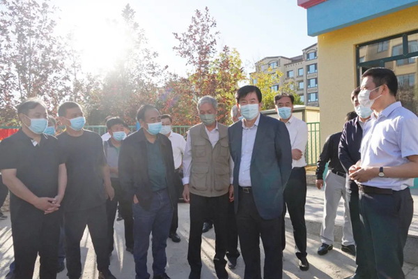 李屹书记一行看望、问候参与现场创作的两省书家代表