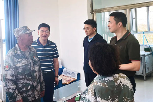 看望、慰问基层团场职工群众