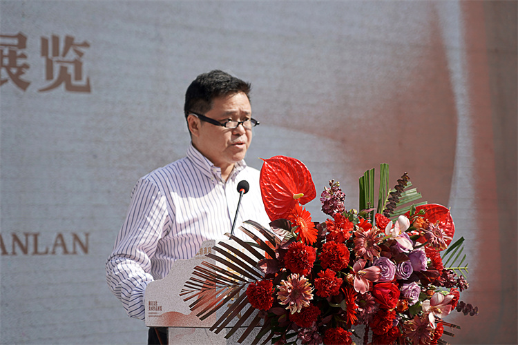 3.中国美术家协会副主席、重庆市美术家协会主席、四川美术学院院长庞茂琨主持开幕式.jpg 3.中国美术家协会副主席、重庆市美术家协会主席、四川美术学院院长庞茂琨主持开幕式.jpg