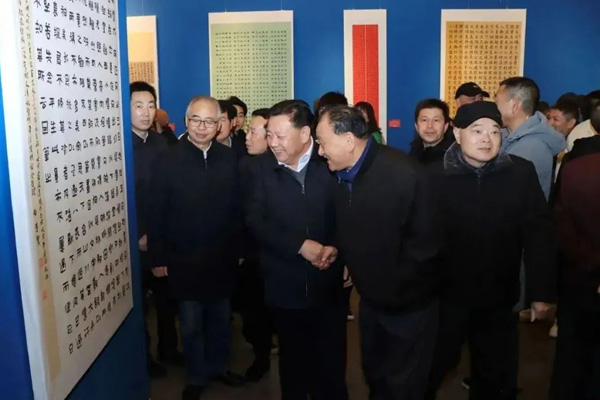 领导嘉宾观看展览