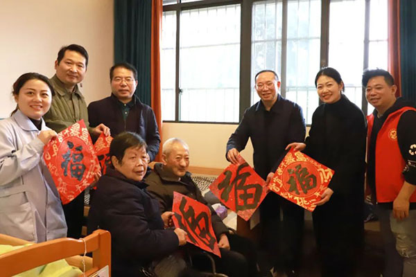 慰问养老服务中心老人